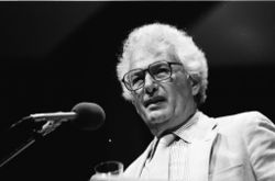 Joseph heller 1986.jpg